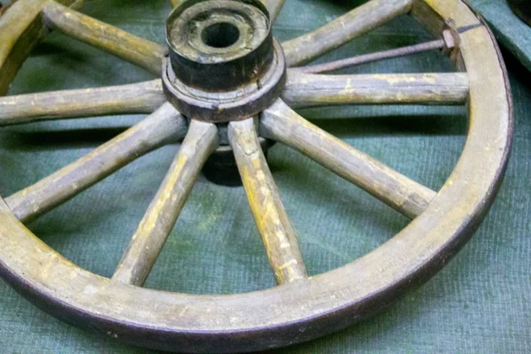 レンガの壁にもたれる大きな古い木製の車輪 — ストック写真