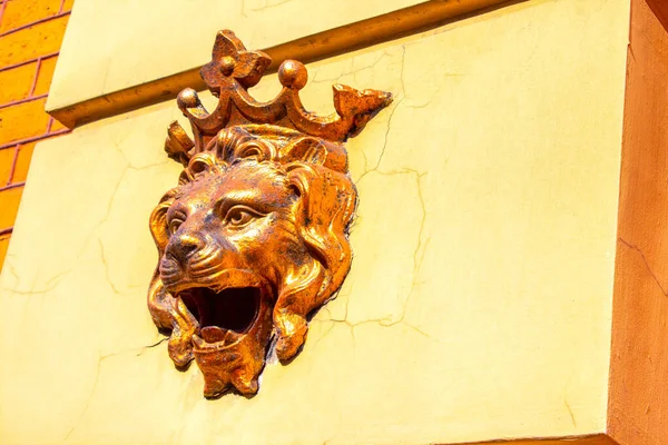 ライオンの頭の彫刻が壁に — ストック写真