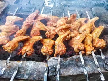 Kızarmış tavuk eti ızgarada pişiyor kömürde