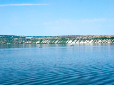 Dinyester Nehri 'nin sakin su yüzeyi ve açık yaz mevsiminde tepenin kara ufkuyla manzara