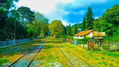 Güneşli bir günde kıvrımlı bir demiryolu