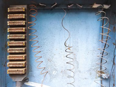 Sigorta kutusundaki elektrik kabloları. Elektriksel güç. Teknik arka plan. Elektrik santralinin elektrik şalter paneli..