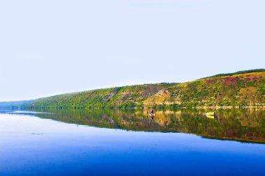 Panorama Nehri göl adası, yeşil tepeler