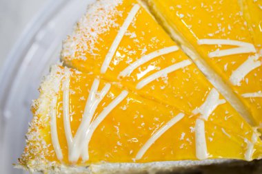 Bir parça sarı pasta, büyük beyaz tabakta yarım daire. pasta dilimleri