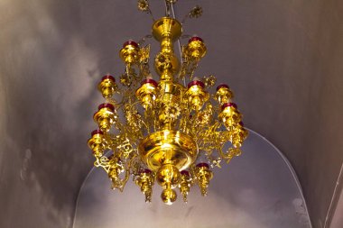 Bir sürü ışığı olan eski tavan kanezi