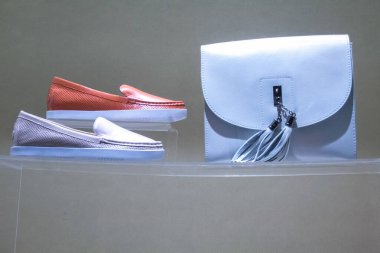 Moda kadınları mavi çanta ve ayakkabılar.