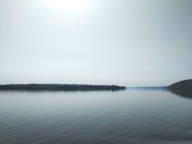  Dinyester Nehri 'nin sakin su yüzeyi ve açık yaz mevsiminde tepenin kara ufkuyla manzara