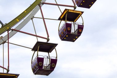 park karnavalı dönme dolap.