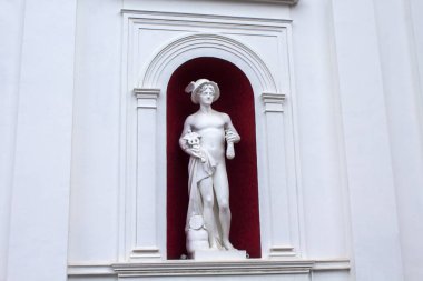 Antik ticaret tanrısının antik heykeli tüccarlar ve gezginler Hermes (Merkür). O kaskında kanatları olan olimpiyat tanrısı..