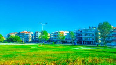 Şehir sokağı, panorama binaları, yaz.