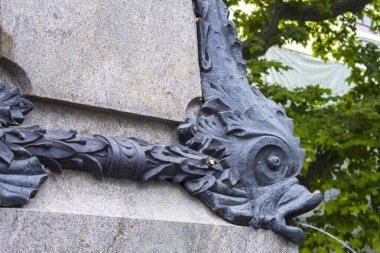 Kasabada bronz fıskiye balığı figürü