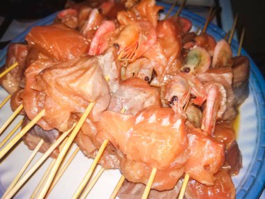 Somon balığı ve karides, mangal için çiğ deniz ürünleri.