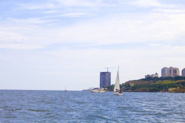 Ukrayna, Odessa 'daki Karadeniz sahili sahili, güneşli bir yaz gününde.