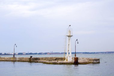 Harap olmuş eski balıkçı iskelesi denize dökülüyor. Gezinti güvertesinde yürüyüş yolları. 