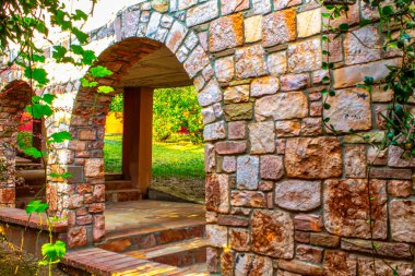 Antik tuğla kemerli çerçeve ve kale duvarının tepesinde