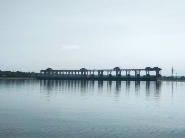 Dinyester nehrinde bir hidroelektrik santralinin barajı, birçok bölgeye elektrik sağlıyor..