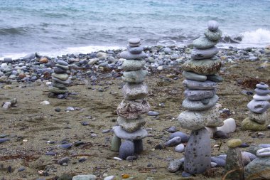 Kum üzerindeki zen taşı, çakıl taşı sanatı, küçük düz taşlar, kavramsal olarak, piramit formunu andırmak için dikkatlice yerleştirilmiş.