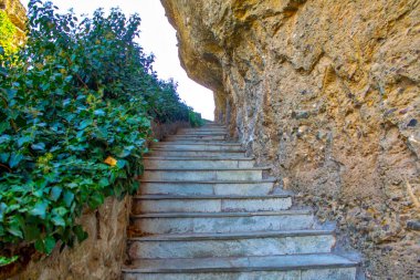 Taş bir mağaradan antik merdivenler