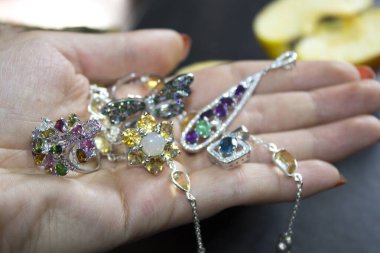 El ve gümüş mücevherler.