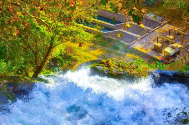 Dağ nehri, çağlayan şelale, kayalar