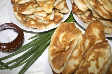 Beyaz tabakta patatesli hamur işlerinden ev yapımı köfteler. Rumen mutfağı