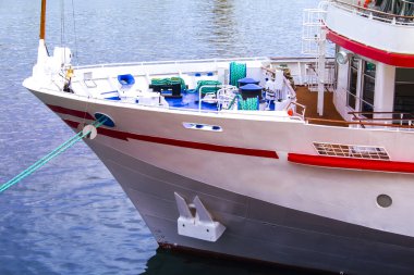 Gün batımında limandaki yolcu gemisinin manzarası. Güzel büyük gemiler ve tekneler.