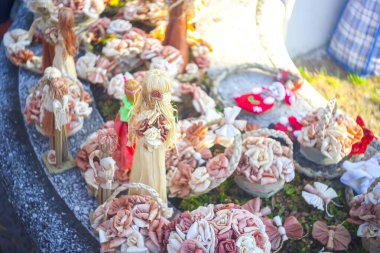 Samandan, samandan ve iple bağlanmış el yapımı oyuncaklar.