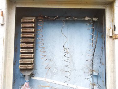 Sigorta kutusundaki elektrik kabloları. Elektriksel güç. Teknik arka plan. Elektrik santralinin elektrik şalter paneli..