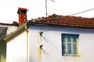 Kırmızı çatılı Yunan kır evi