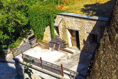 Tuğla bina, antik evin dışı.