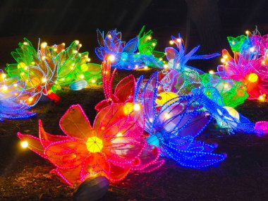 Parlayan güzel yapay çiçekler. bahçe ışığı kurulumları