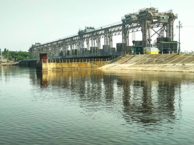 Dinyester nehrinde bir hidroelektrik santralinin barajı, birçok bölgeye elektrik sağlıyor..