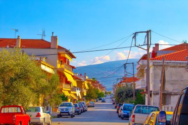 Akdeniz binaları sokak arabaları yolu 