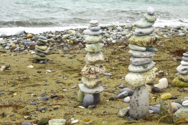 Kum üzerindeki zen taşı, çakıl taşı sanatı, küçük düz taşlar, kavramsal olarak, piramit formunu andırmak için dikkatlice yerleştirilmiş.