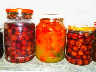 Kavanoz şişesi domates, yemek turşusu.