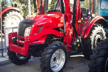 Modern tekerlekli tarım traktörü tarım endüstrisi fuarında