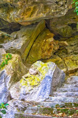 Taş bir mağaradan antik merdivenler