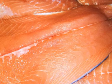 Taze çiğ somon fileto. Pişmemiş balık.