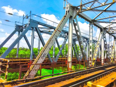 Demiryolu köprüsü perçin üzerinde metalden yapılmıştır..