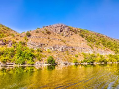 Dinyester Nehri 'nin sakin su yüzeyi ve açık yaz mevsiminde tepenin kara ufkuyla manzara