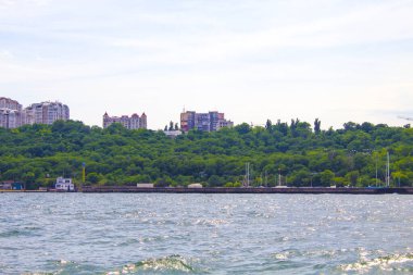 Ukrayna, Odessa 'daki Karadeniz sahili sahili, güneşli bir yaz gününde.