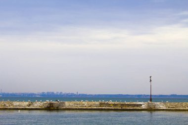 Harap olmuş eski balıkçı iskelesi denize dökülüyor. Gezinti güvertesinde yürüyüş yolları. 