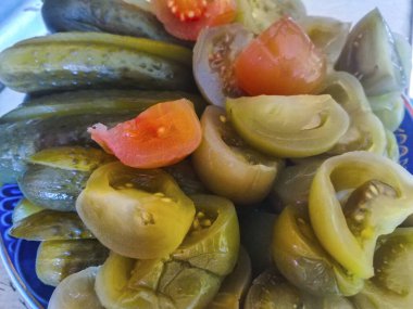 Dilimlenmiş salatalık ve domates turşusu sebze.