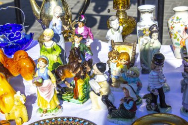 Komik porselen küçük heykeller. seramik porselen heykel arka planı.