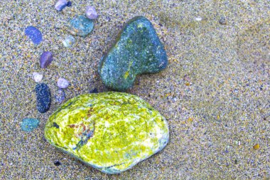 Kumda Zen taşı, çakıl taşı sanatı, küçük düz taşlar dikkatlice yerleştirilmiş.