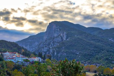 Yunanistan 'ın Olimpos dağındaki Pieria kentindeki geleneksel köyün hava panoramik manzarası