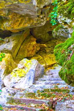 Taş bir mağaradan antik merdivenler
