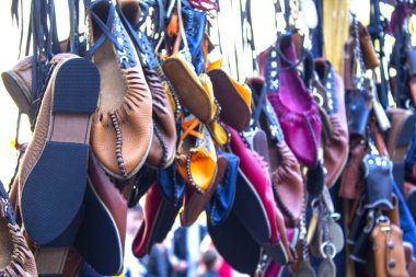 Geleneksel el yapımı deri ayakkabılar