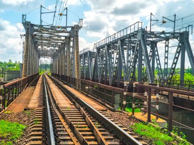Demiryolu köprüsü inşaatı