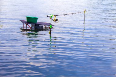 Nehirde oltayla balık tutmak, balıkçıların balık tuttuğu yerden manzara. Suda insan olmadan balık oltası. Göl ve durgun su
